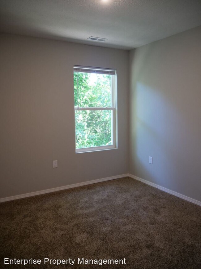 Building Photo - 4 br, 2 bath House - 131 Silver Maples Dr