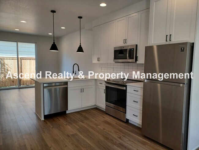 Foto del edificio - Newer Townhome in Alberta Available August...