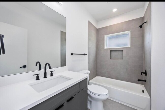 Foto del edificio - 3403 Yellowstone Blvd