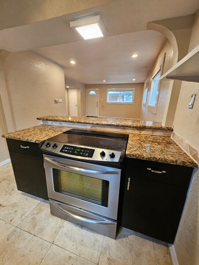 Foto del edificio - Mediterranean style condo within walking d...