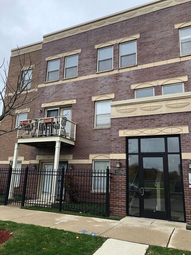 Primary Photo - 804 E Bowen Ave