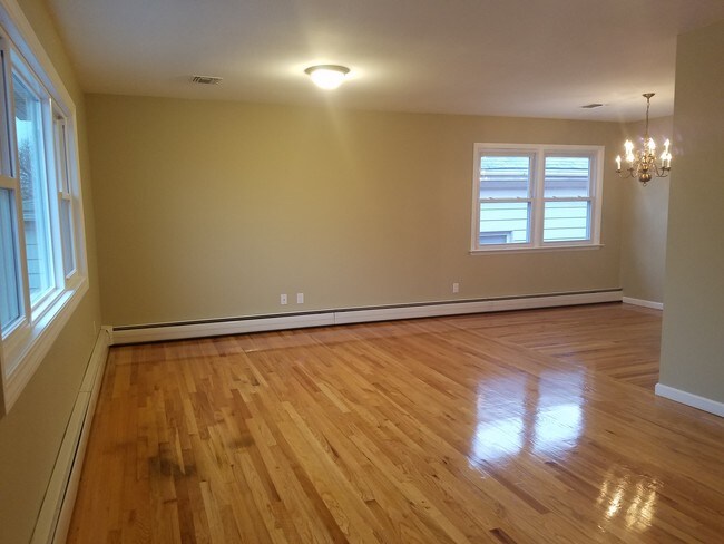 Living Room/Dining Room (Left/Right) - 19 Ruth Pl