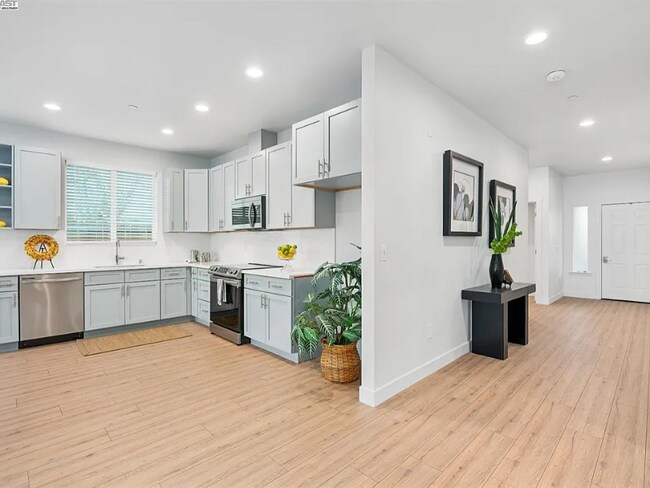 Foto del edificio - 741 Claire Ave