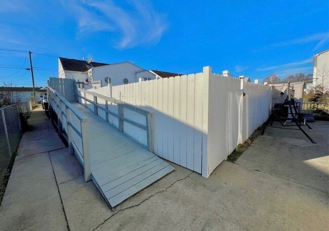 Building Photo - 3216 Howard Ave