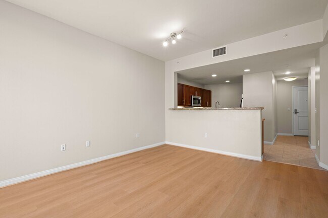 Foto del edificio - Beautiful Condo Right Across from Petco Park!