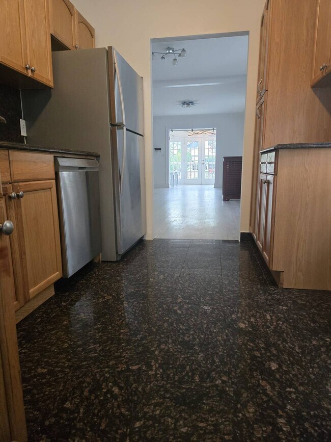 Foto del edificio - 21-38-38 73rd St