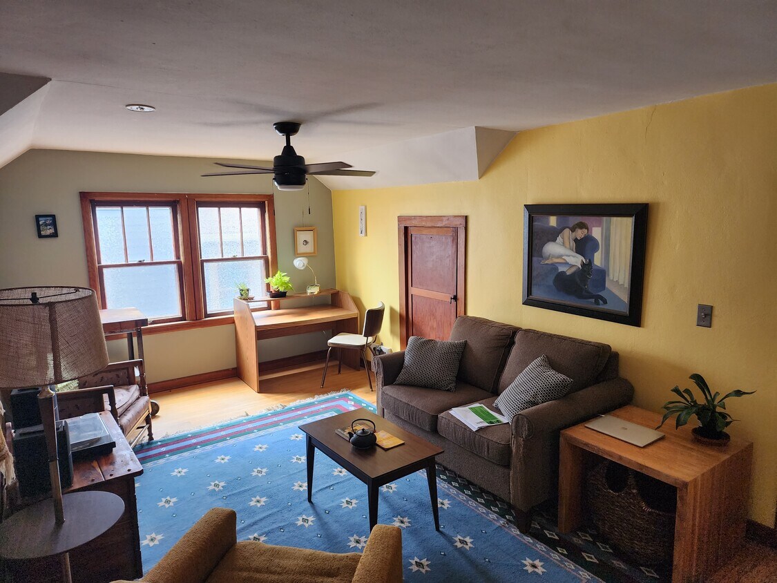 Sala de estar - 2105 E Washington Ave