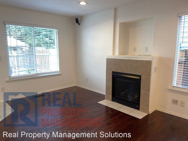 Building Photo - 3 br, 2.5 bath House - 1116 N Watts St