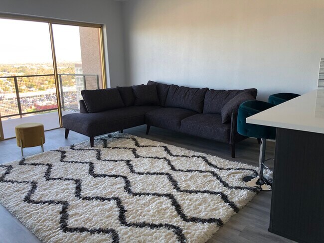 Fully furnished apartment - 4750 N Central Ave