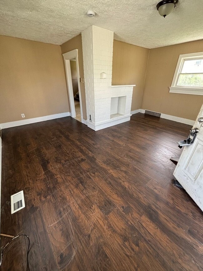 Building Photo - Section 8 welcome, 3 bedrooms 1 Bath. Spac...