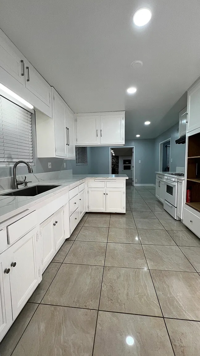 Kitchen - 15503 Bloomfield Ave