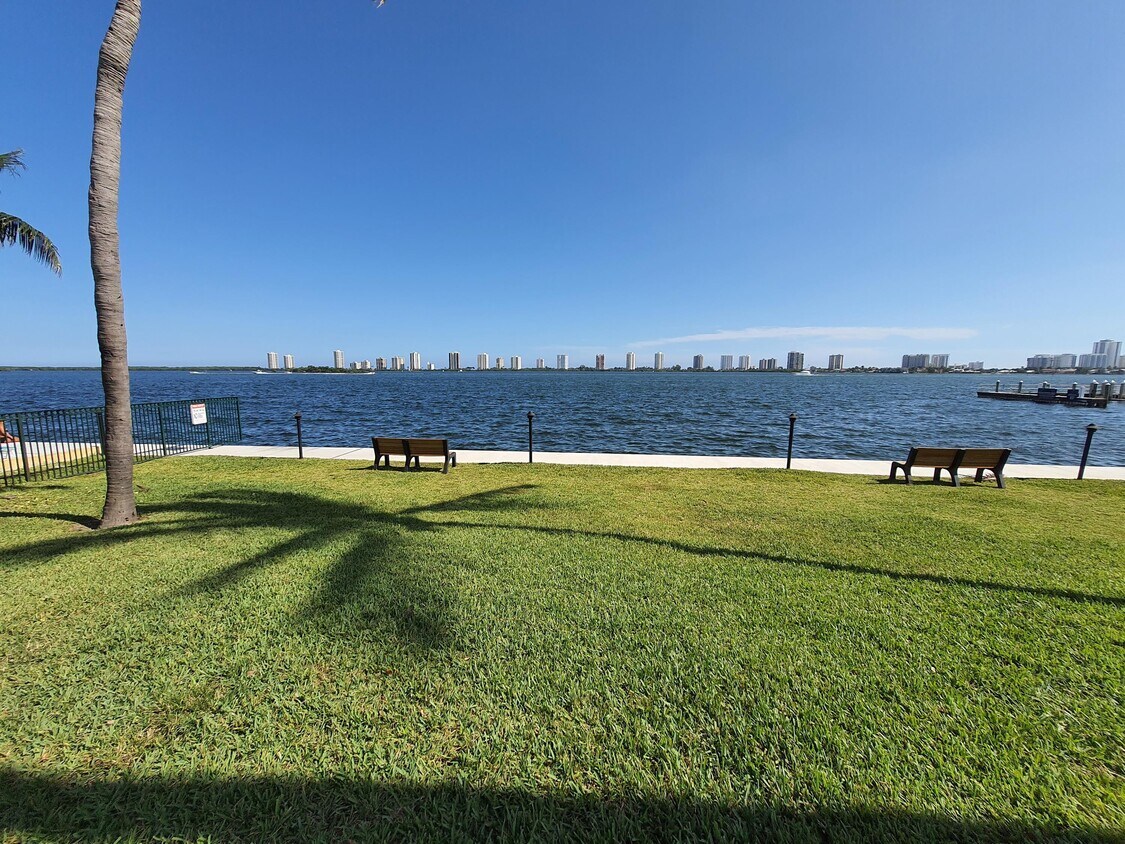 Primary Photo - 1050 Lake Shore Dr