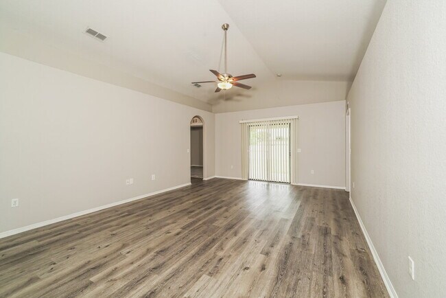 Foto del edificio - 8179 Woodvine Cir