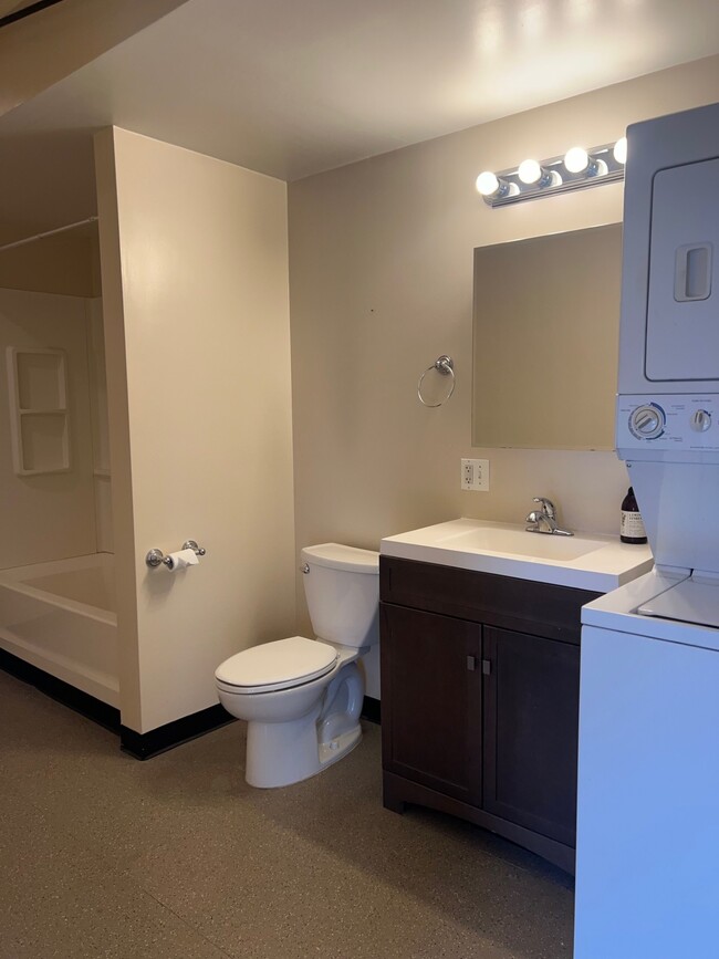 1 dormitorio con baño - Guoin Street Lofts