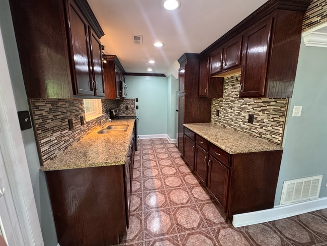 Building Photo - 7444 Berkshire Downs Dr