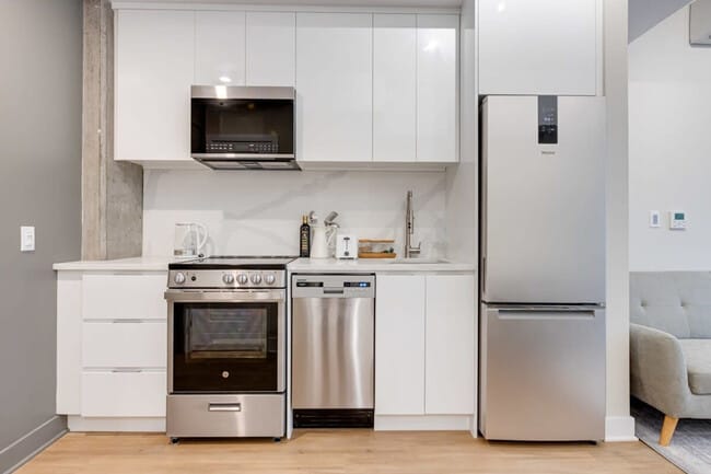 Building Photo - 742 Rue William