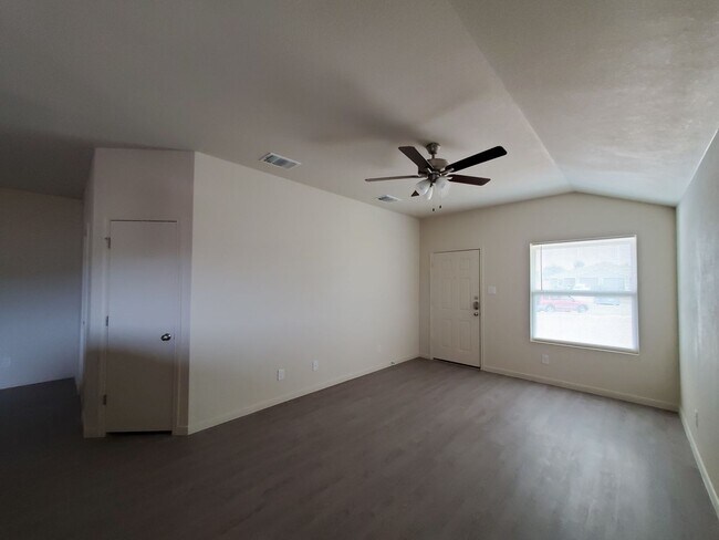 Foto del edificio - 5804 Rustler Dr