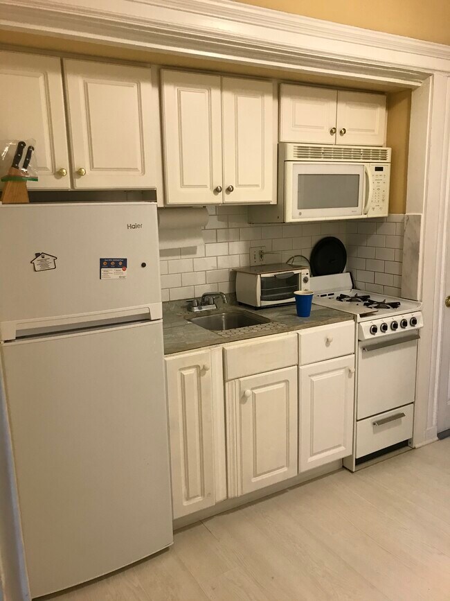 Kitchen - 285 Lynn Shore Dr