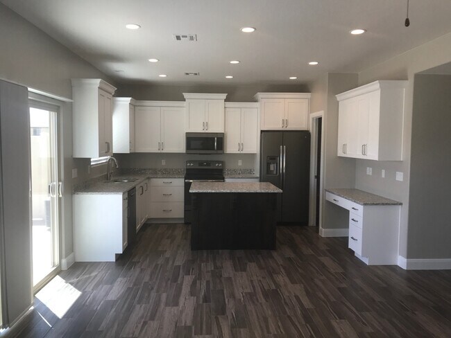 Building Photo - Townhouse In Santa Clara, Close To New Med...