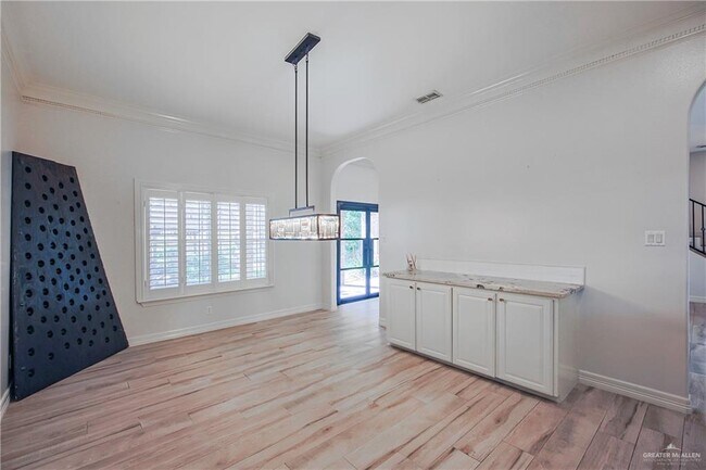 Building Photo - 20 South Dr