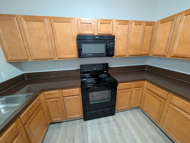 Building Photo - Spacious 3/2 condor in a gated community w...