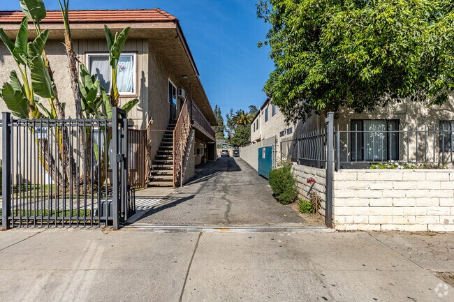 Entrada - 14607 Gilmore St