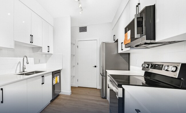 Building Photo - 2 Bed 1 Bed