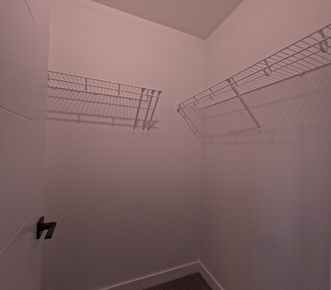 Photo du bâtiment - 18120-18128 28 Ave SW