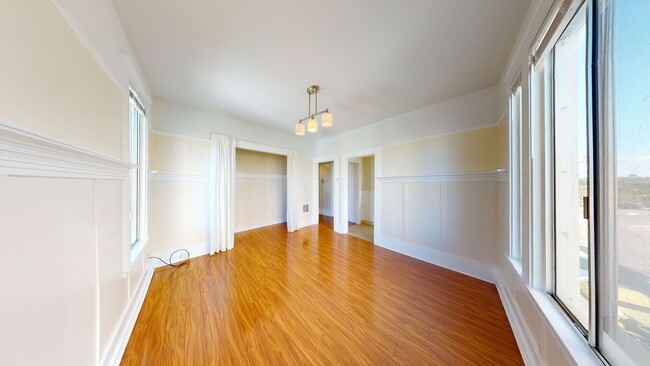 Building Photo - 547 24th St
