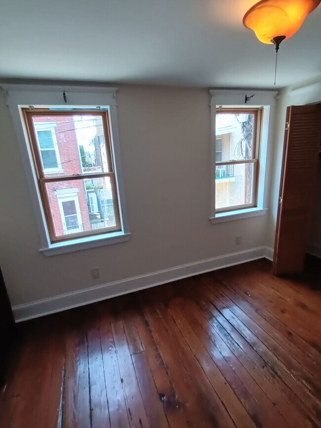 Building Photo - 907 S Alder St