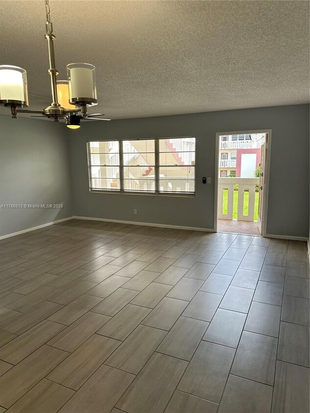 Primary Photo - 142 Fanshaw D