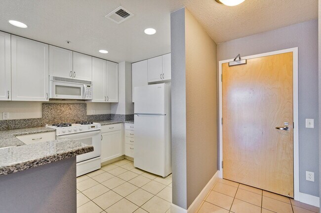 Foto del edificio - Large 2BR/2BA Condo with Spacious Balcony ...