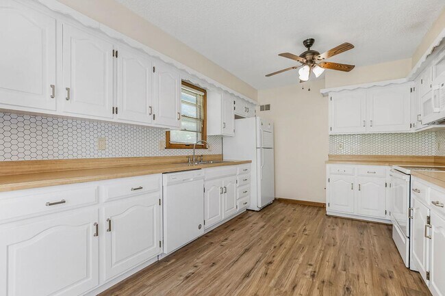 Foto del edificio - Spacious Shawnee Home Near Mill Creek Stre...