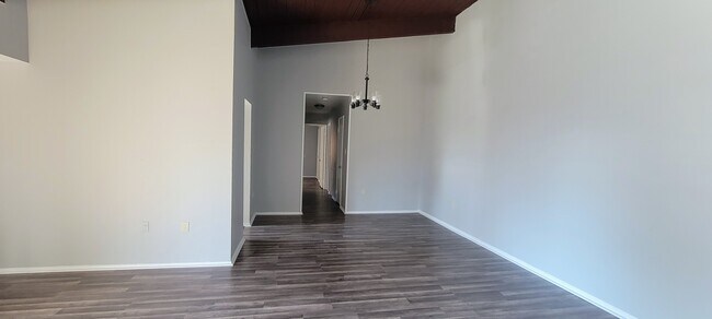 Foto del edificio - 11320 Cherry Hill Rd