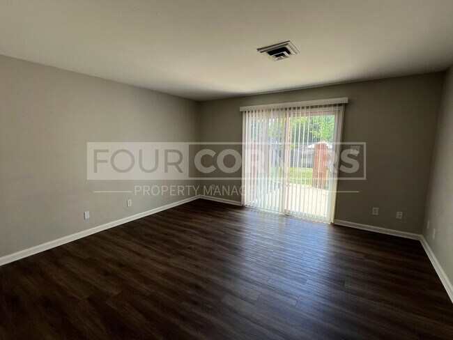 Building Photo - Lovely 2 Bedroom 1.5 Apartment