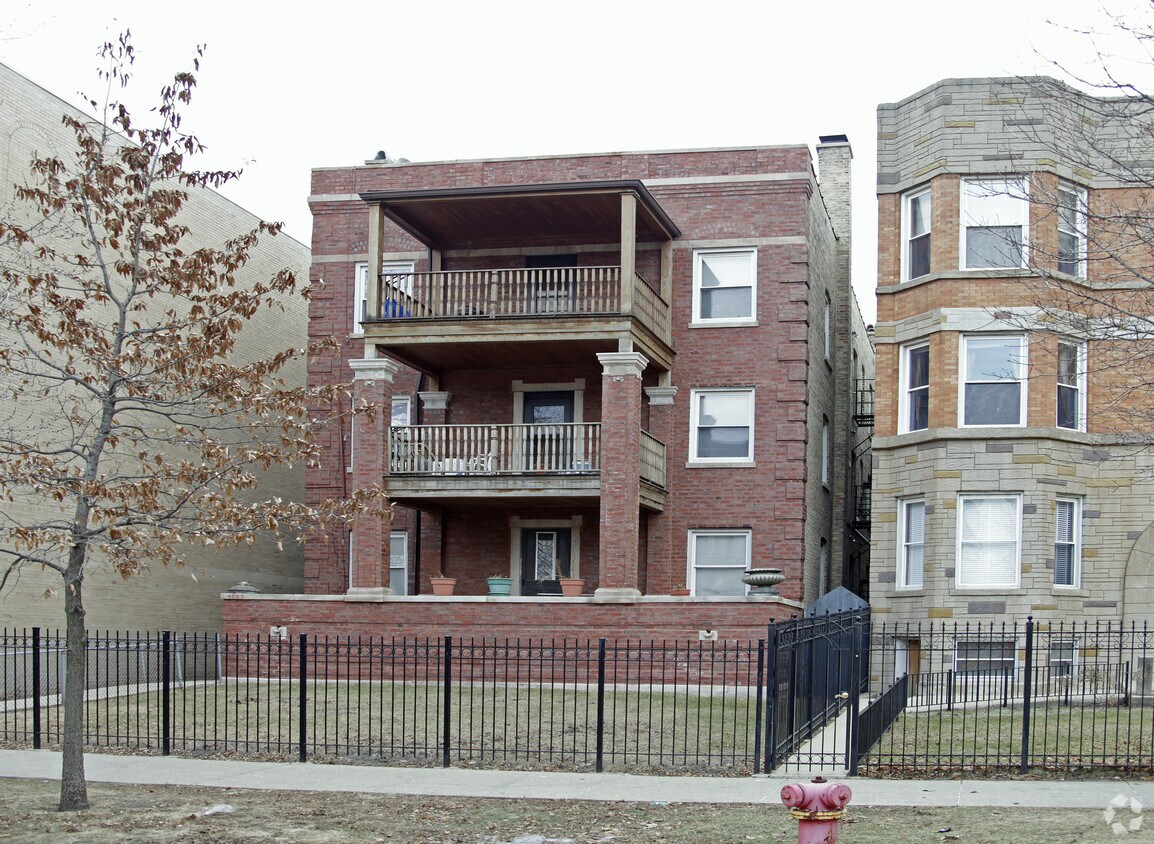 Building Photo - 4027 N Kenmore Ave