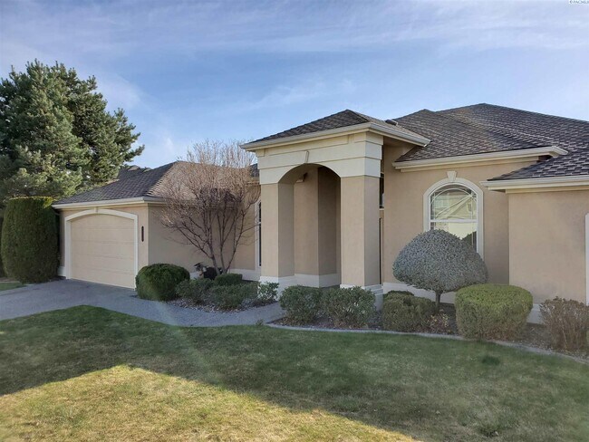 Building Photo - Golf Course Frontage