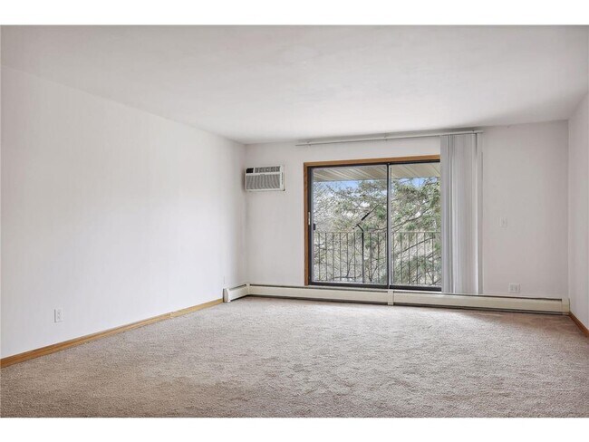 Foto del edificio - 10211 Cedar Lk Rd S