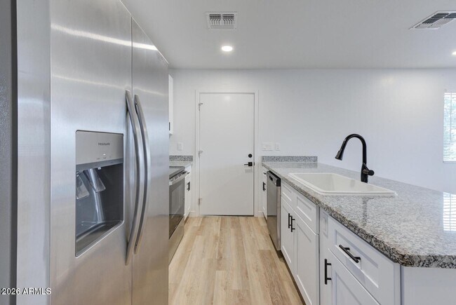 Building Photo - 2117 W Mariposa St