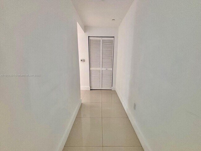 Foto del edificio - 600 NE 27th St