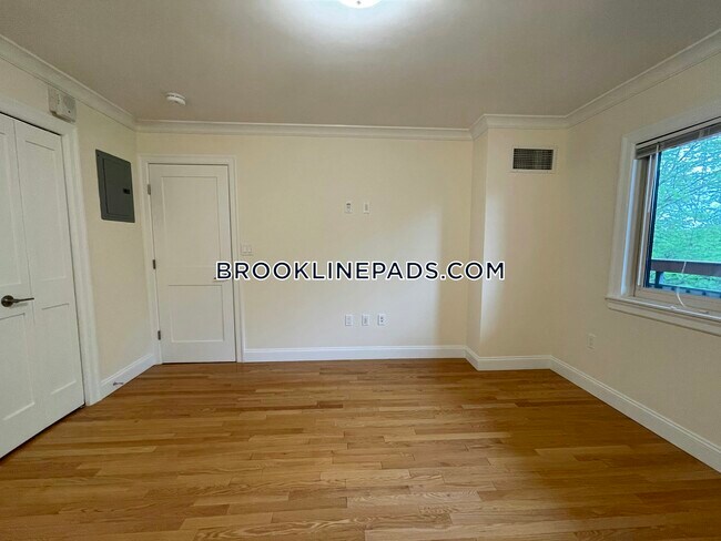 Building Photo - 1443 Beacon St