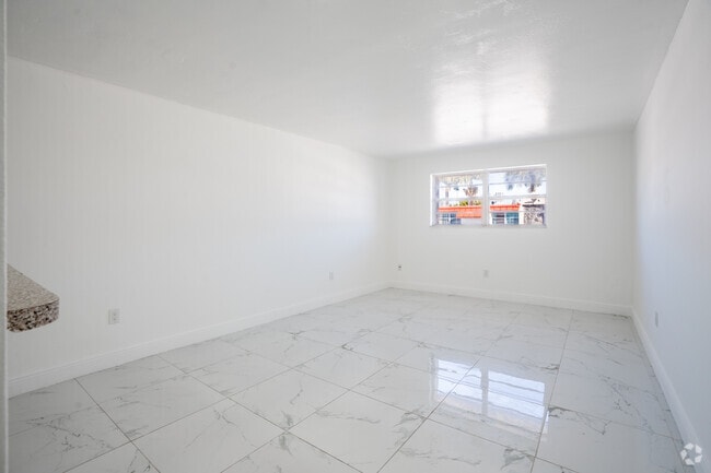 1 habitación, 1 baño - 550 pies cuadrados - Sala de estar - Blackstone Apartments