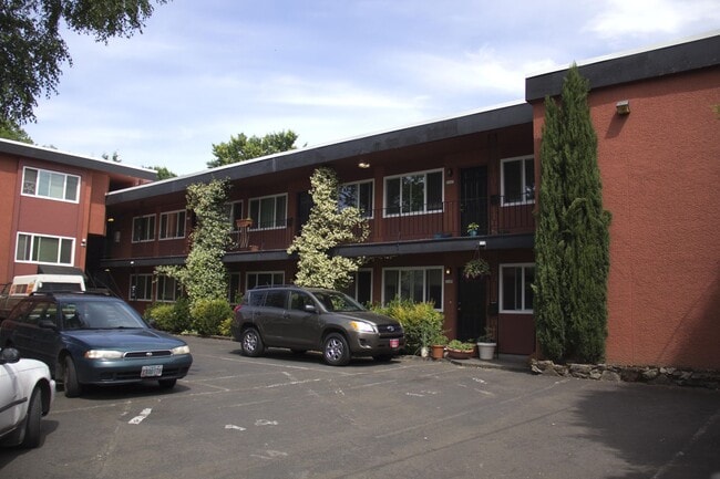 Building Photo - Lower level 2bed, hardwoods, dishwasher, all dogs welcome!