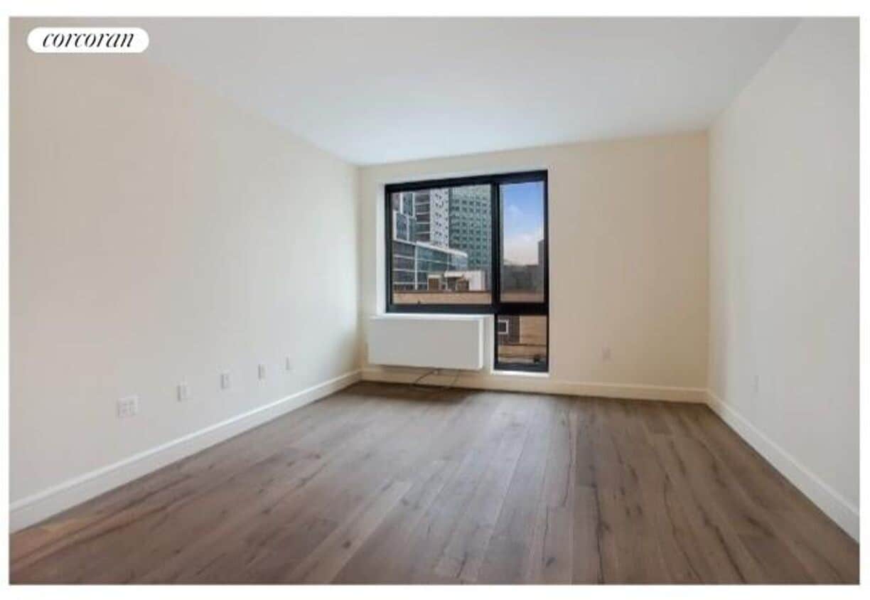 Foto principal - 25-21 43rd Ave