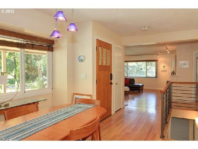 Building Photo - Lovely SW Portland home in RARE Location w...
