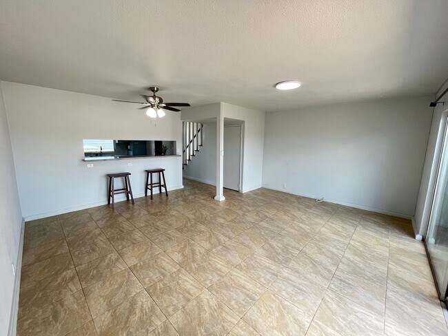 Foto del edificio - SECTION 8 OK! 2 level townhouse 3 Bedroom, 1 Bathroom Unit With 1 Parking Stall Available Now!