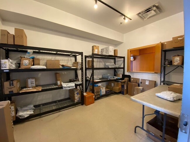 Building Photo - 933 W Van Buren St