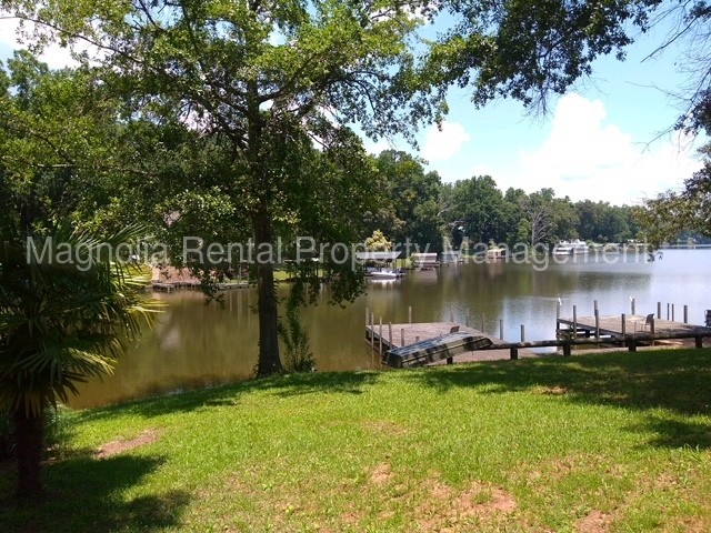 Building Photo - Broadway Lake Apartment