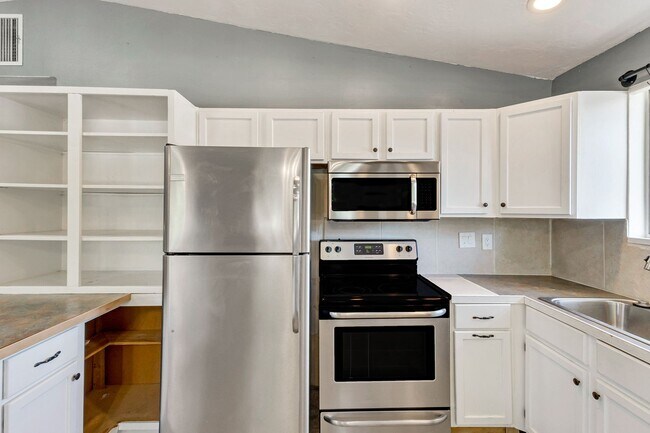 Foto del edificio - Spacious 4-Bed, 2-Bath
