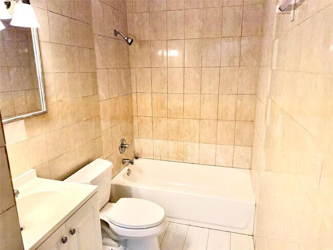 Building Photo - 4 bedroom in Miami Gardens FL 33056